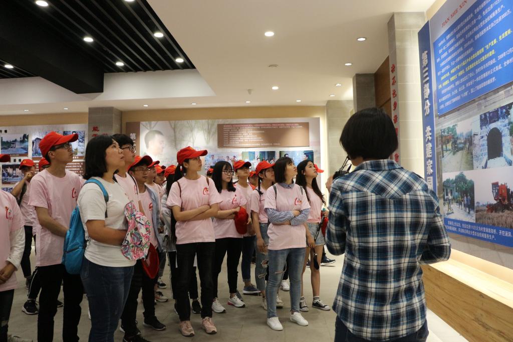 参观裴寨村史党建展览馆