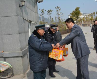 柳院长为值班保安发放慰问品 柳院长为值班保安发放慰问品