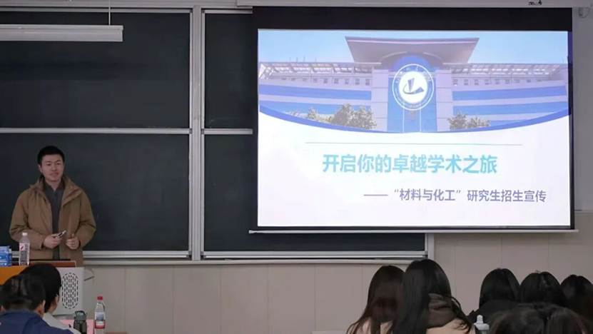 男人和女人在电视前 AI 生成的内容可能不正确。